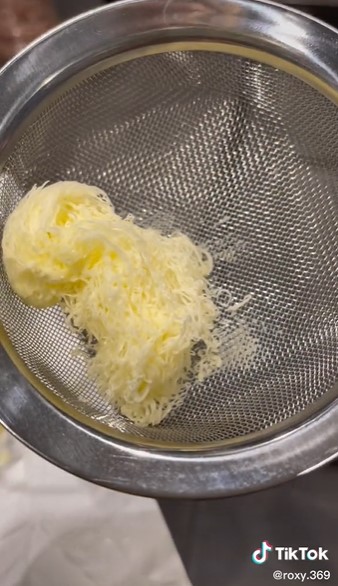 Trik memarut keju tanpa parutan khusus, lebih praktis dan cepat