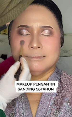 Transformasi makeup pengantin emak-emak usia 56 tahun TikTok