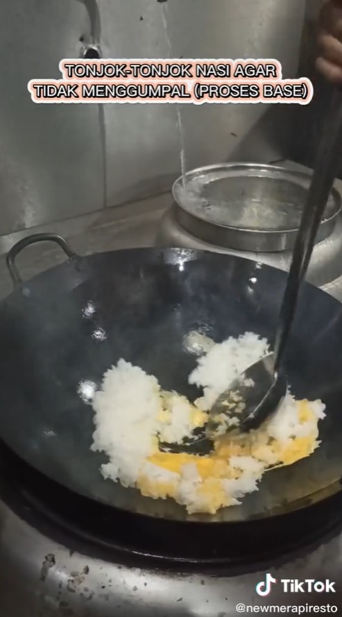 Trik masak nasi goreng agar tidak menggumpal & lengket di penggorengan