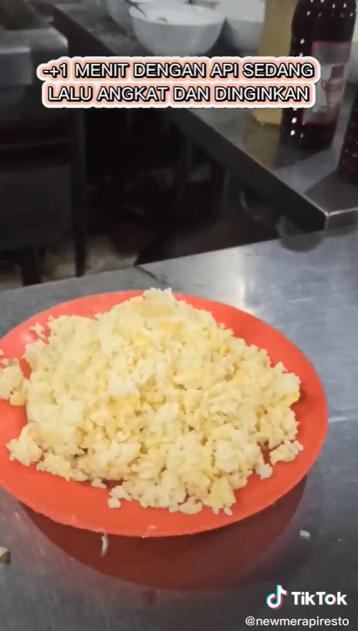 Trik masak nasi goreng agar tidak menggumpal & lengket di penggorengan