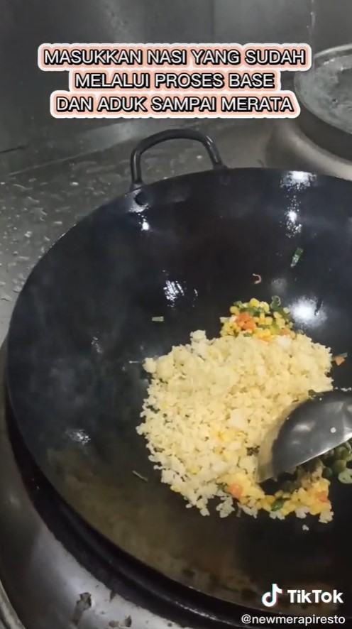 Trik masak nasi goreng agar tidak menggumpal & lengket di penggorengan