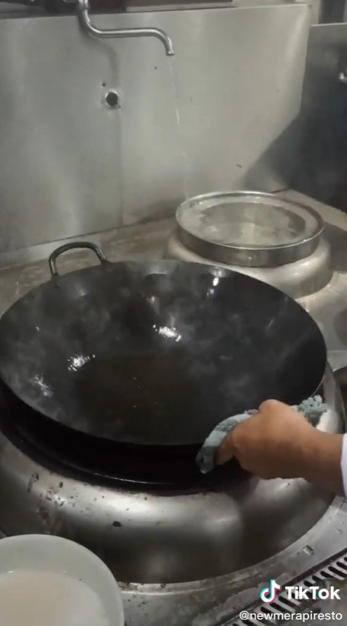 Trik masak nasi goreng agar tidak menggumpal & lengket di penggorengan