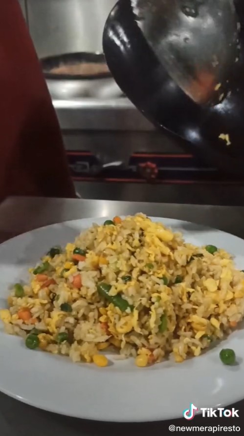 Trik masak nasi goreng agar tidak menggumpal & lengket di penggorengan