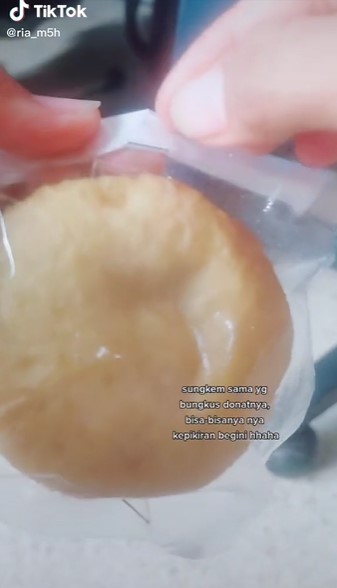 Cara membungkus donat dan gula secara terpisah ini bikin hemat plastik