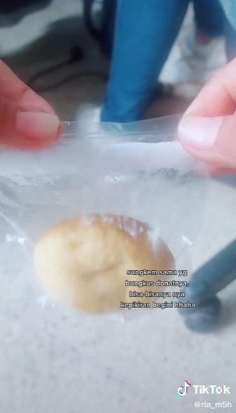 Cara membungkus donat dan gula secara terpisah ini bikin hemat plastik