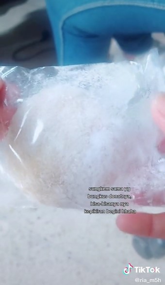 Cara membungkus donat dan gula secara terpisah ini bikin hemat plastik