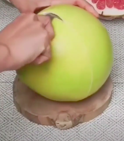 Tak banyak yang tahu, ini cara praktis mengupas kulit jeruk Bali