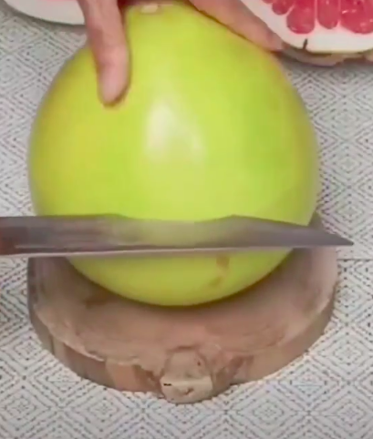 Tak banyak yang tahu, ini cara praktis mengupas kulit jeruk Bali