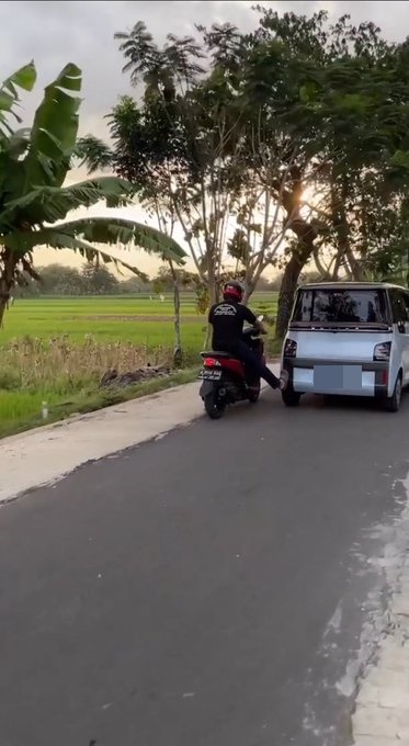 bantu kendaraan mogok nyeleneh © berbagai sumber