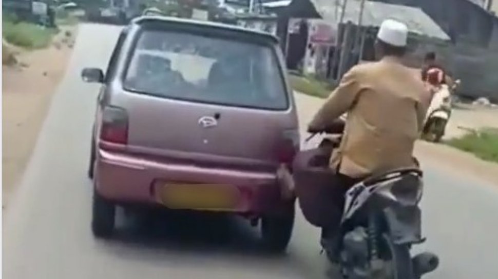 bantu kendaraan mogok nyeleneh © berbagai sumber bantu kendaraan mogok nyeleneh © berbagai sumber