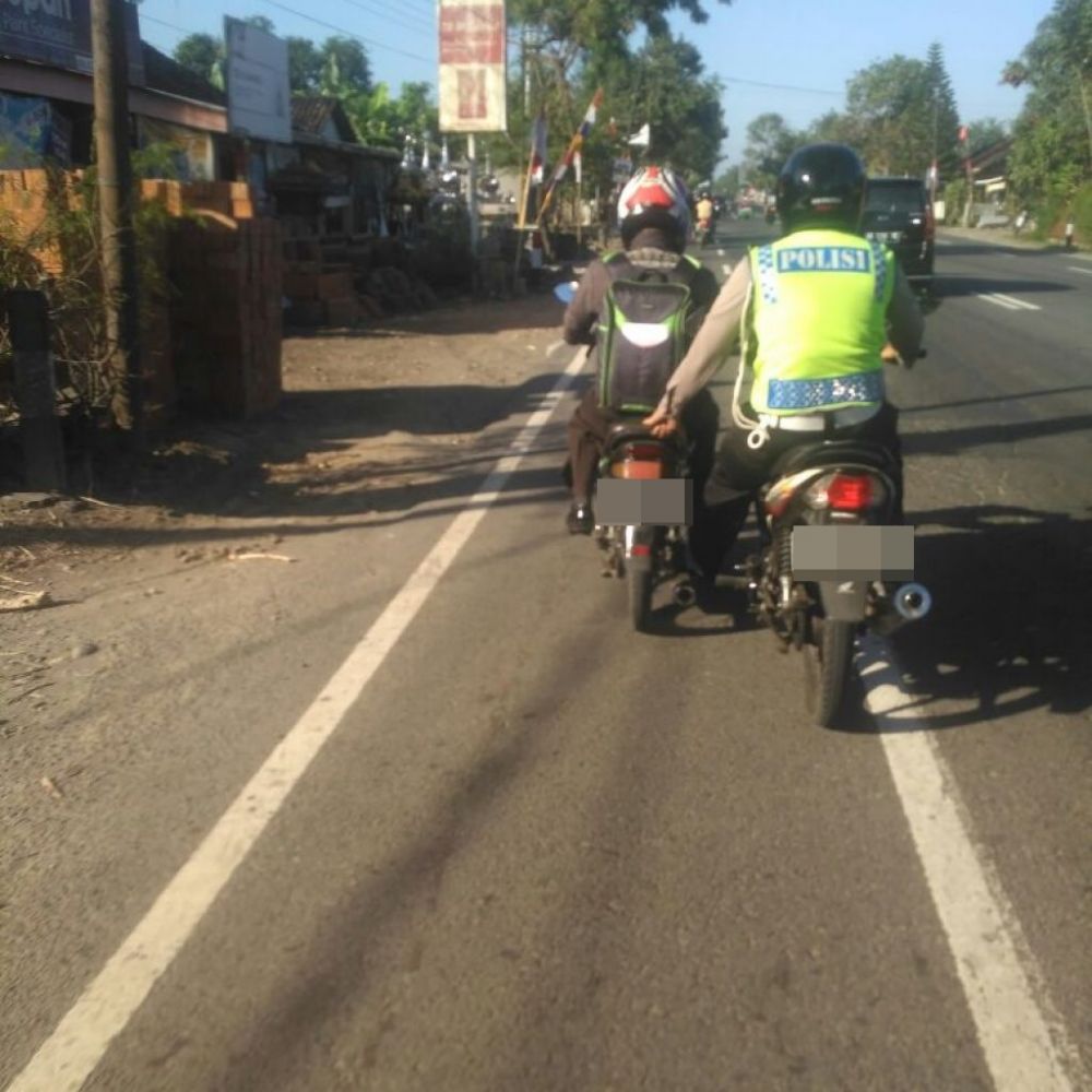 bantu kendaraan mogok nyeleneh © berbagai sumber bantu kendaraan mogok nyeleneh © berbagai sumber