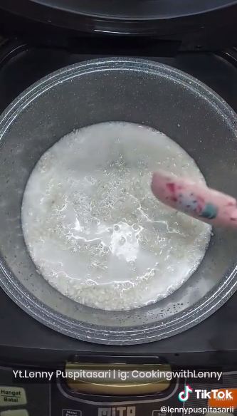 5 Cara mudah bikin lemper pakai rice cooker, enak dan gampang ditiru