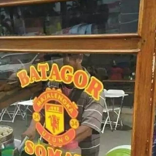 spanduk nama bisnis nyeleneh © berbagai sumber