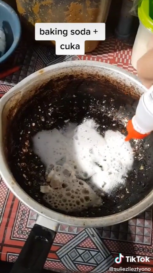 Cara simpel bersihkan panci gosong, mengkilap seperti baru