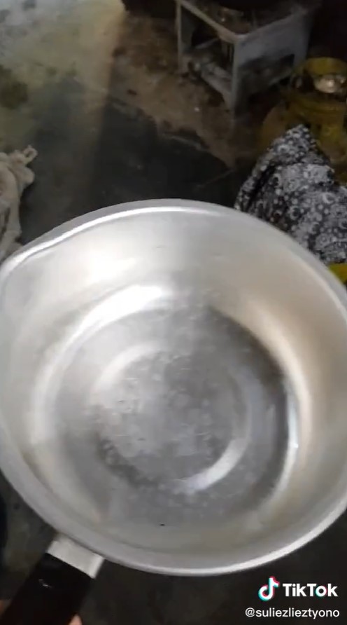 Cara simpel bersihkan panci gosong, mengkilap seperti baru