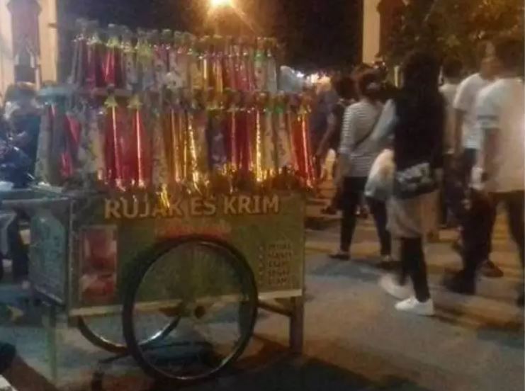 penjual salah bawa gerobak lucu © berbagai sumber penjual salah bawa gerobak lucu © berbagai sumber