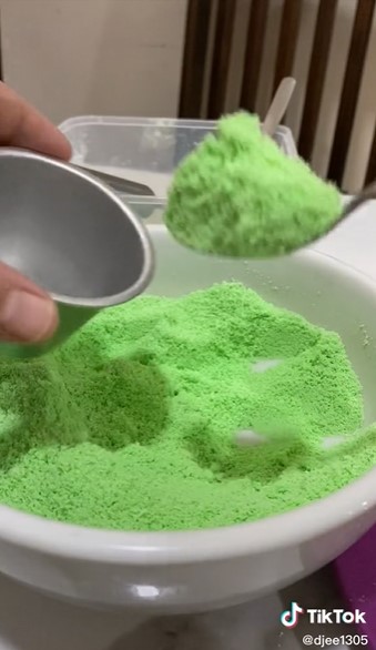 7 Cara mudah bikin kue putu ala pedagang keliling, tanpa cetakan bambu