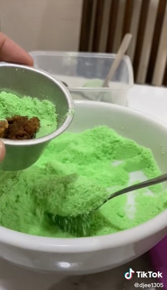 7 Cara mudah bikin kue putu ala pedagang keliling, tanpa cetakan bambu