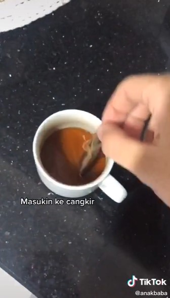 Cara mudah mengatasi bau tak sedap di kulkas, pakai ampas teh