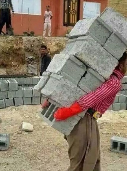 Gaya nyeleneh tukang bawa material © berbagai sumber