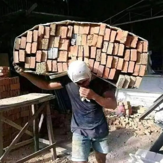 Gaya nyeleneh tukang bawa material © berbagai sumber