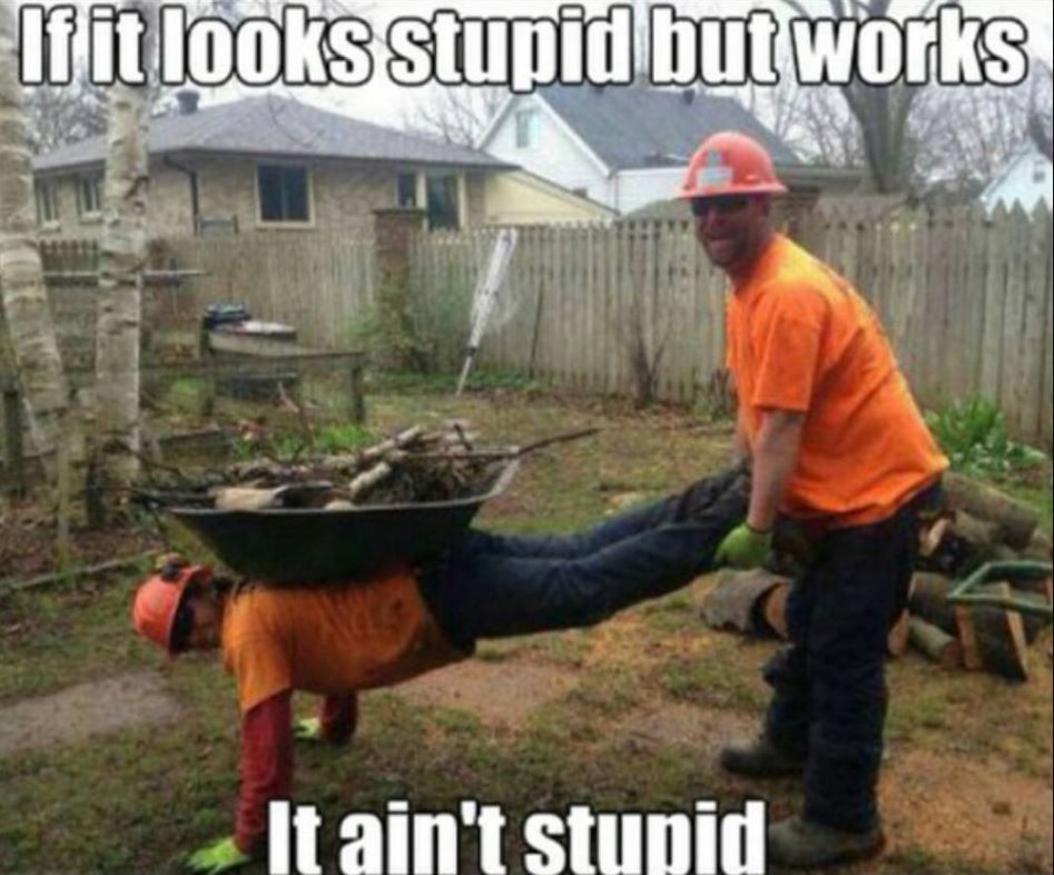 Gaya nyeleneh tukang bawa material © berbagai sumber