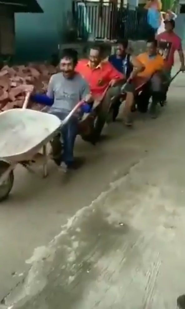 Gaya nyeleneh tukang bawa material © berbagai sumber