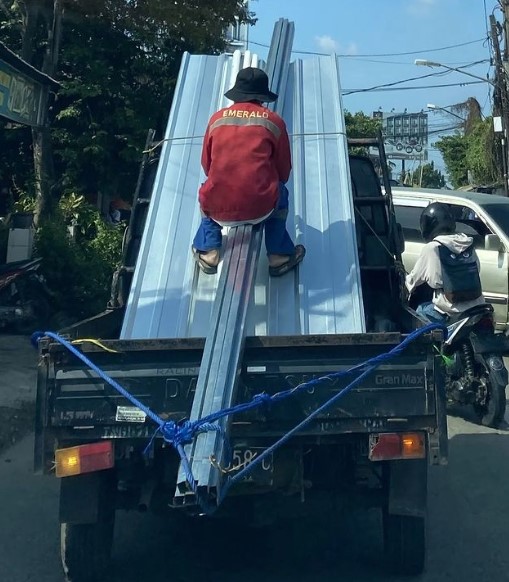 Gaya nyeleneh tukang bawa material © berbagai sumber