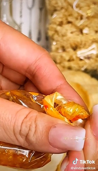 Tak banyak yang tahu, ini trik membuka plastik sambal tanpa gunting