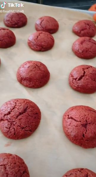 Trik agar cookies red velvet berwarna merah sempurna