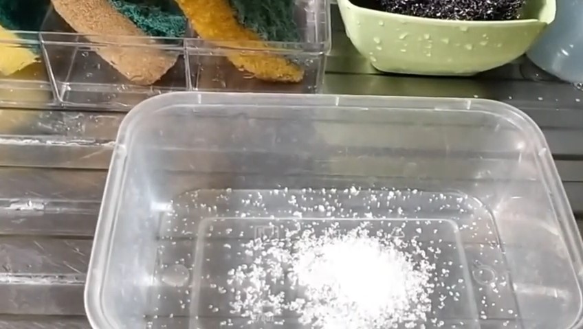 Cuma pakai bumbu dapur, ini cara mudah bersihkan spons cuci piring