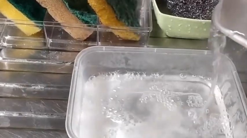 Cuma pakai bumbu dapur, ini cara mudah bersihkan spons cuci piring