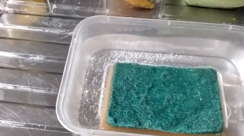 Cuma pakai bumbu dapur, ini cara mudah bersihkan spons cuci piring