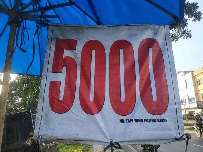 potret spanduk jualan terlihat murah © berbagai sumber