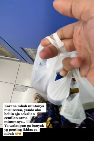 Kakek tawarkan sayur untuk tukar mie instan TikTok