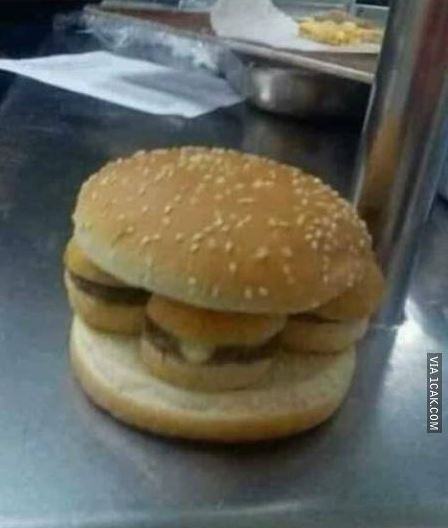menikmati burger tapi caranya beda © berbagai sumber