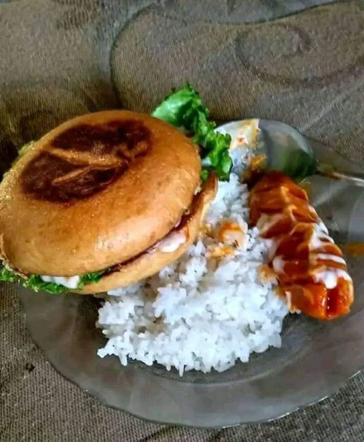 menikmati burger tapi caranya beda © berbagai sumber