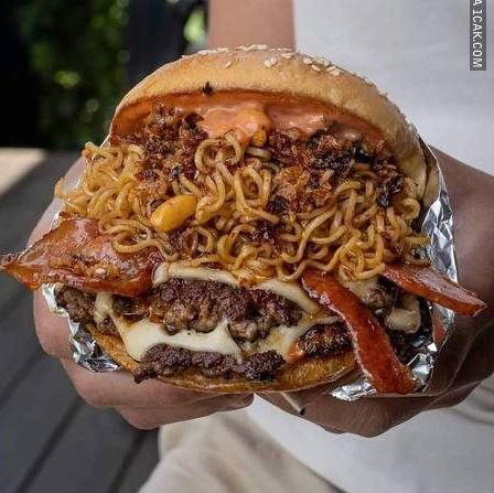 11 Potret nyeleneh cara orang menikmati burger yang nggak biasa