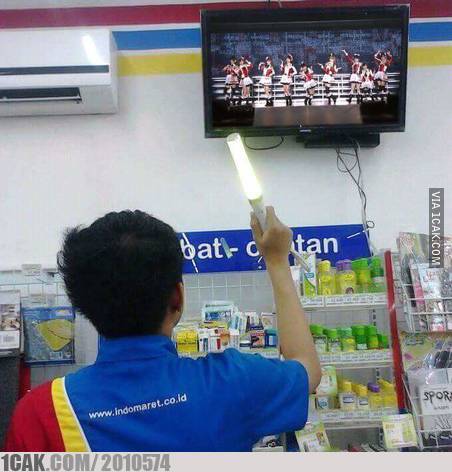 kelakuan unik nonton konser © berbagai sumber