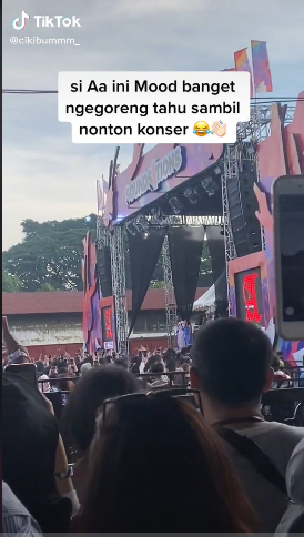 Aksi pedagang nonton konser sambil goreng tahu Tiktok