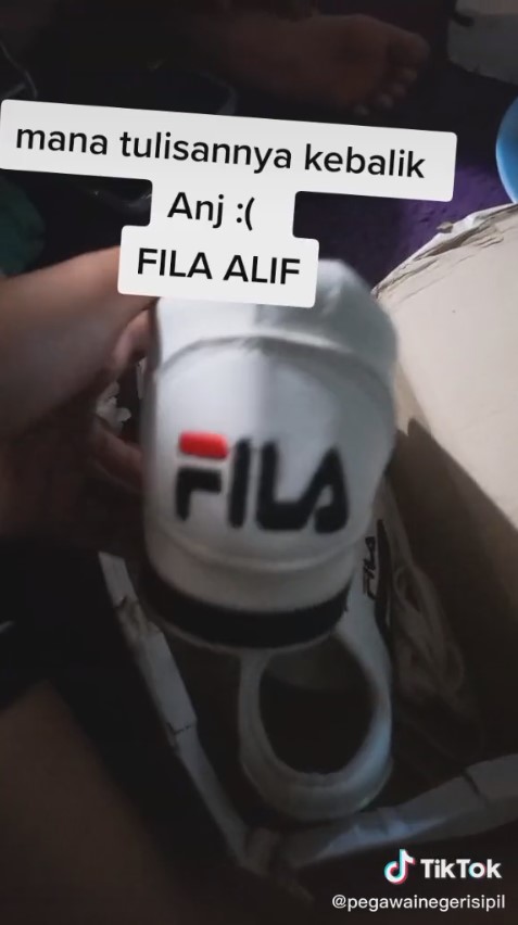 beli sandal dikasih sepatu mereknya terbalik © TikTok/@mumuy29_ beli sandal dikasih sepatu mereknya terbalik © TikTok/@mumuy29_