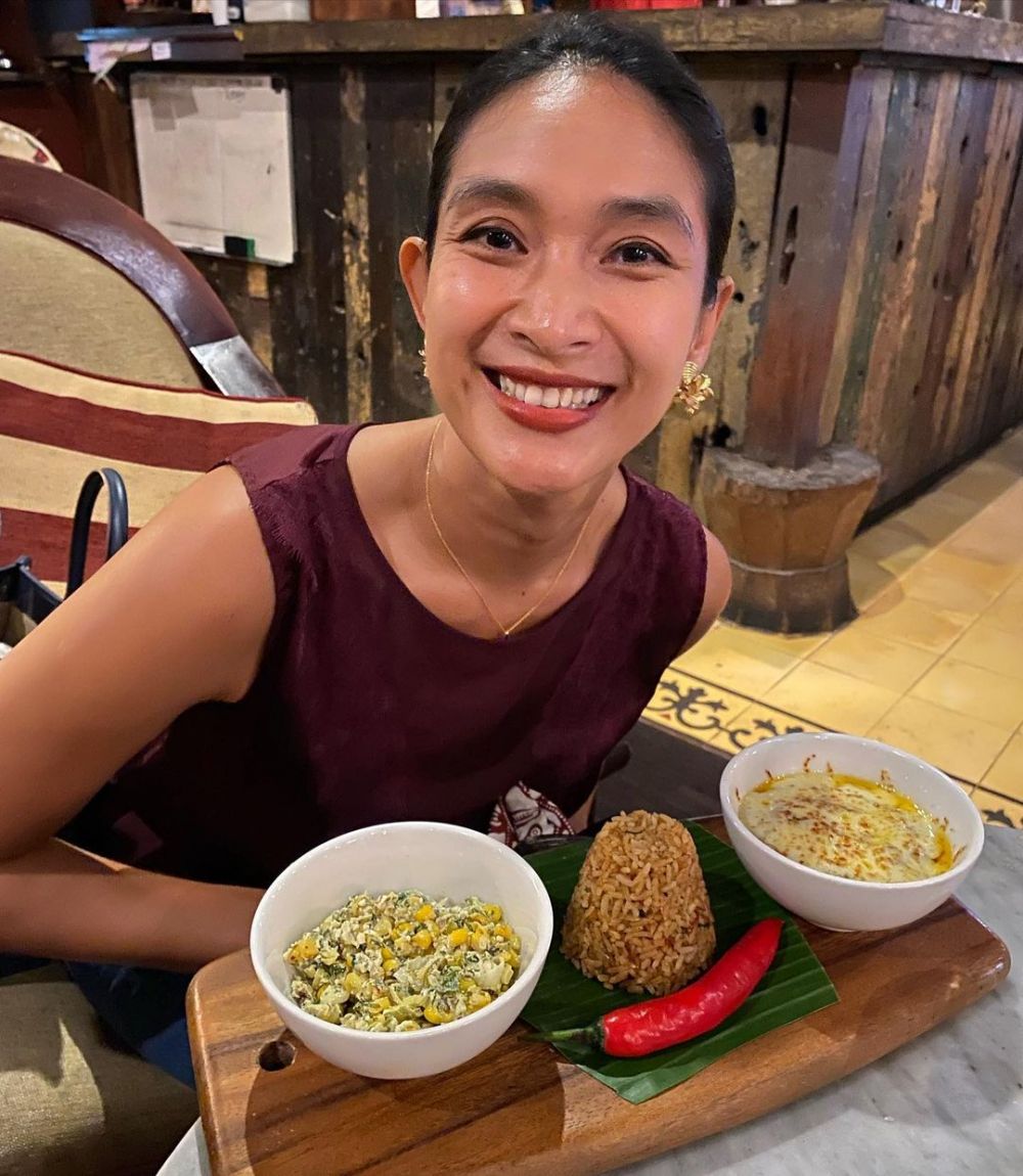 10 Makanan dihindari Happy Salma, rahasia kulit sehat di usia 42 tahun