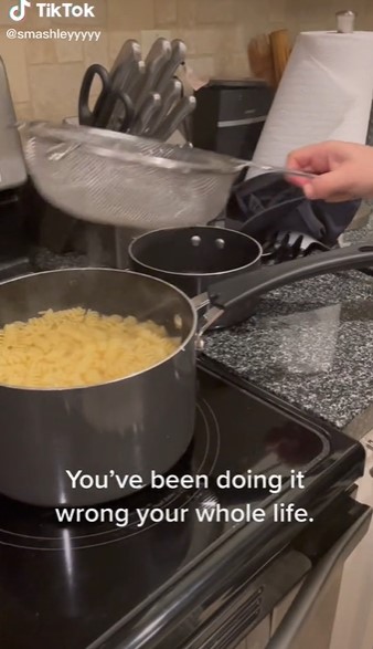 Trik jitu meniriskan air rebusan agar makanan nggak mudah tumpah