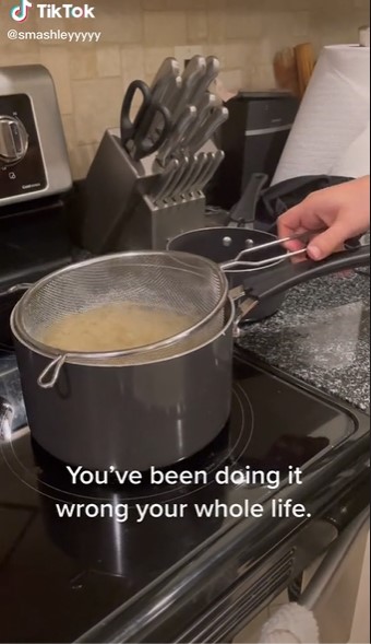 Trik jitu meniriskan air rebusan agar makanan nggak mudah tumpah