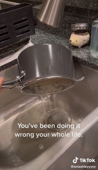 Trik jitu meniriskan air rebusan agar makanan nggak mudah tumpah