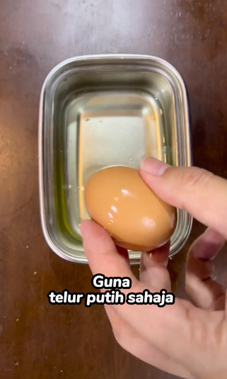 Pakai putih telur, ini cara hilangkan noda permen karet di baju