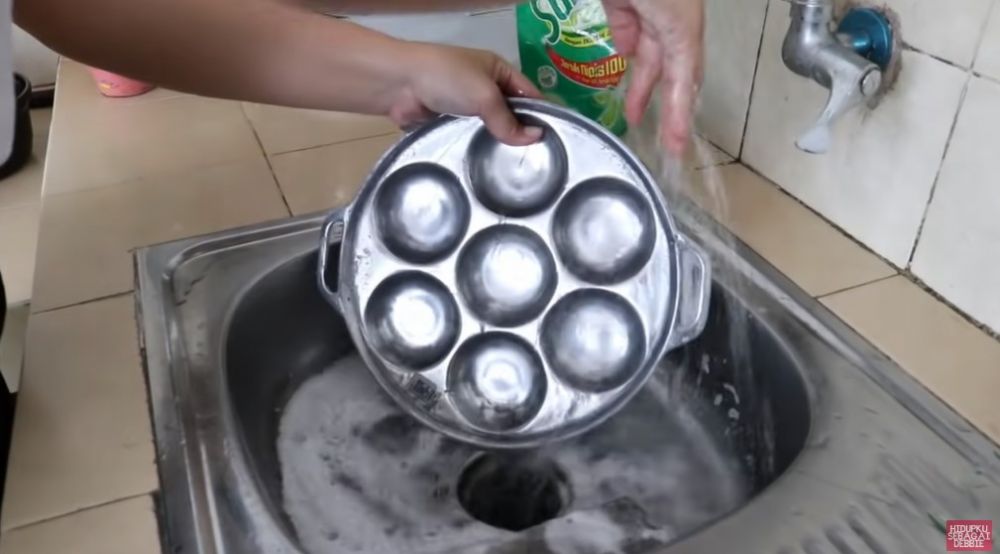 Cara bersihkan cetakan kue lumpur yang masih baru agar tidak hitam