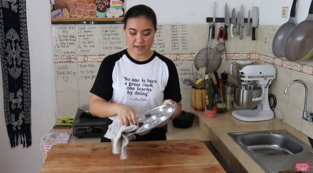 Cara bersihkan cetakan kue lumpur yang masih baru agar tidak hitam