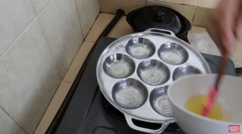 Cara bersihkan cetakan kue lumpur yang masih baru agar tidak hitam