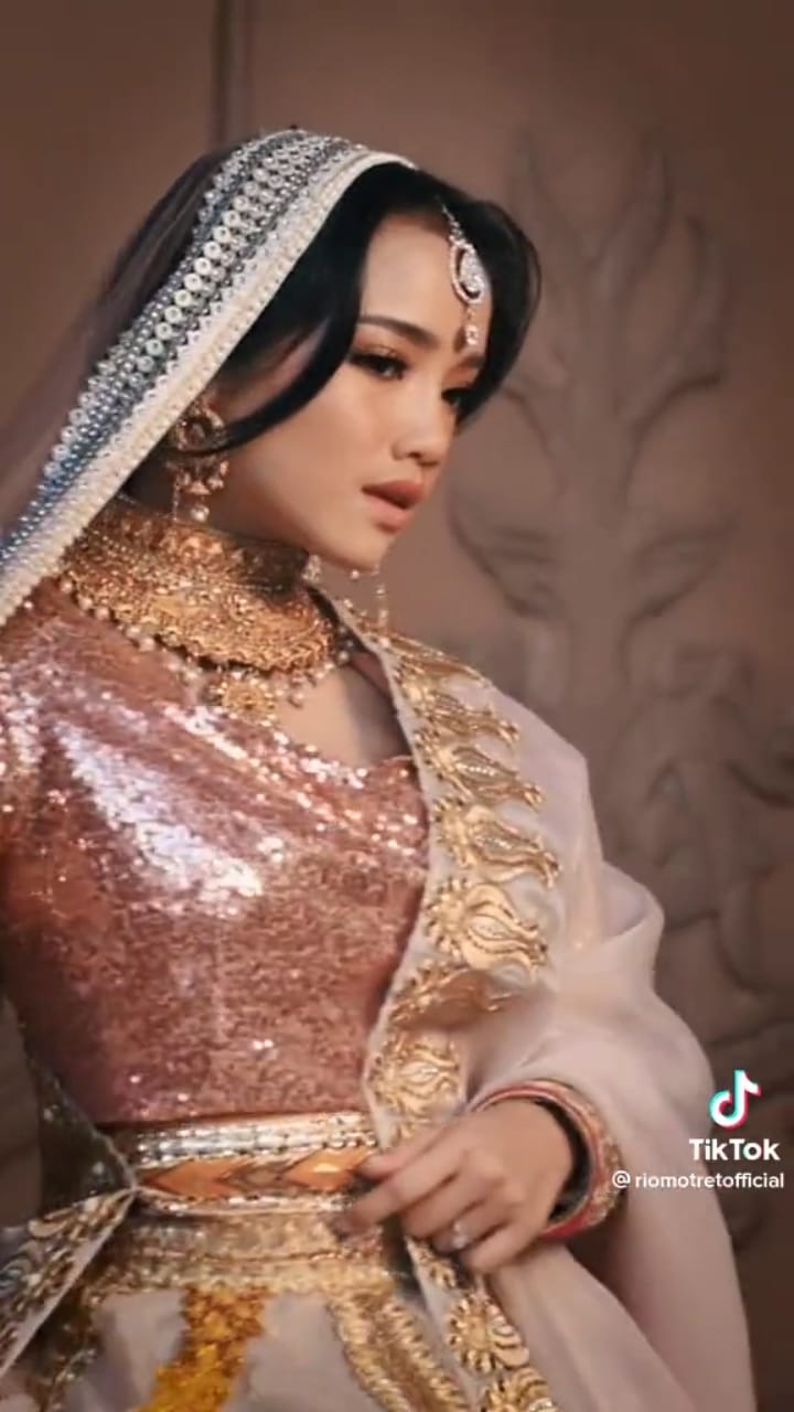 pesona fuji dalam balutan kain sari © TikTok